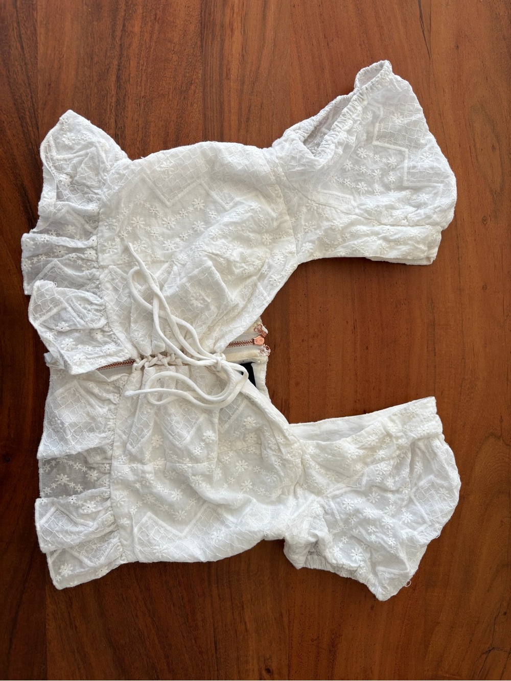 Forever 21 White Eyelet lace up cropped top with capped sleeves size small.